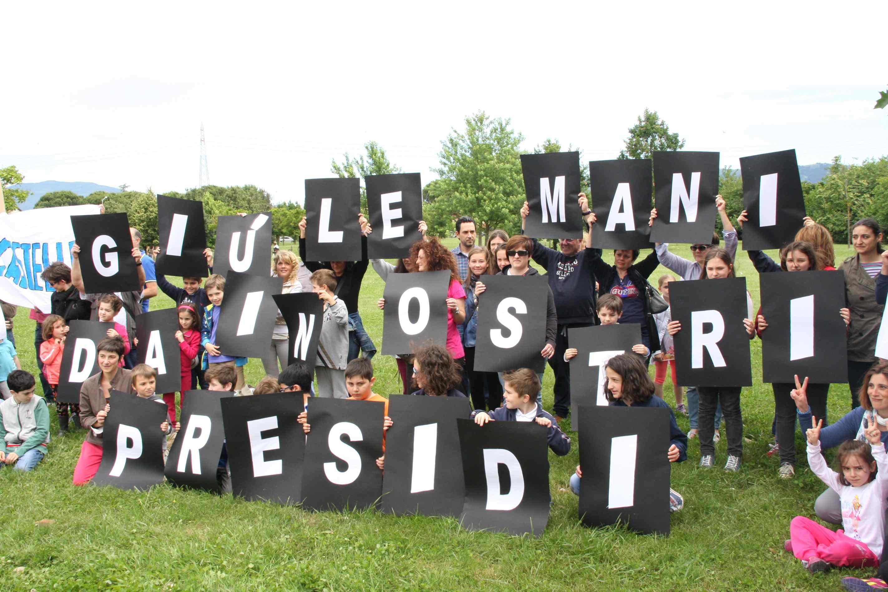 Una protesta di alunni e docenti dell'istituto Castellani a difesa del preside