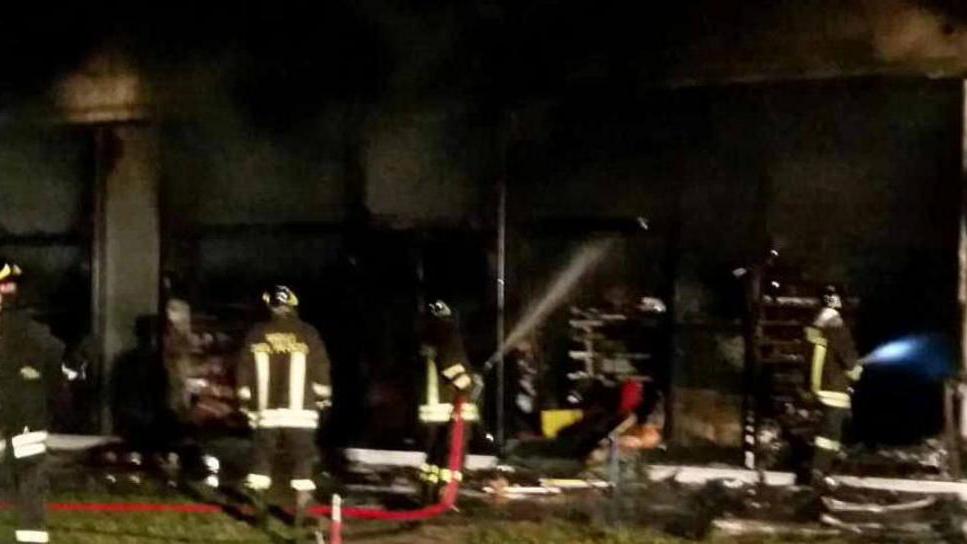 Market dei cinesi a fuoco a Carrara, è ancora mistero sulle cause