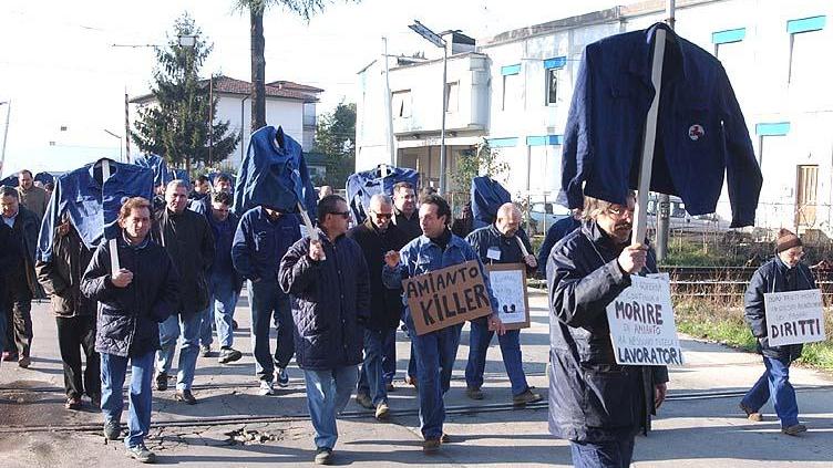 Un corteo dei lavoratori Breda contro le morti per amianto (foto Gori)