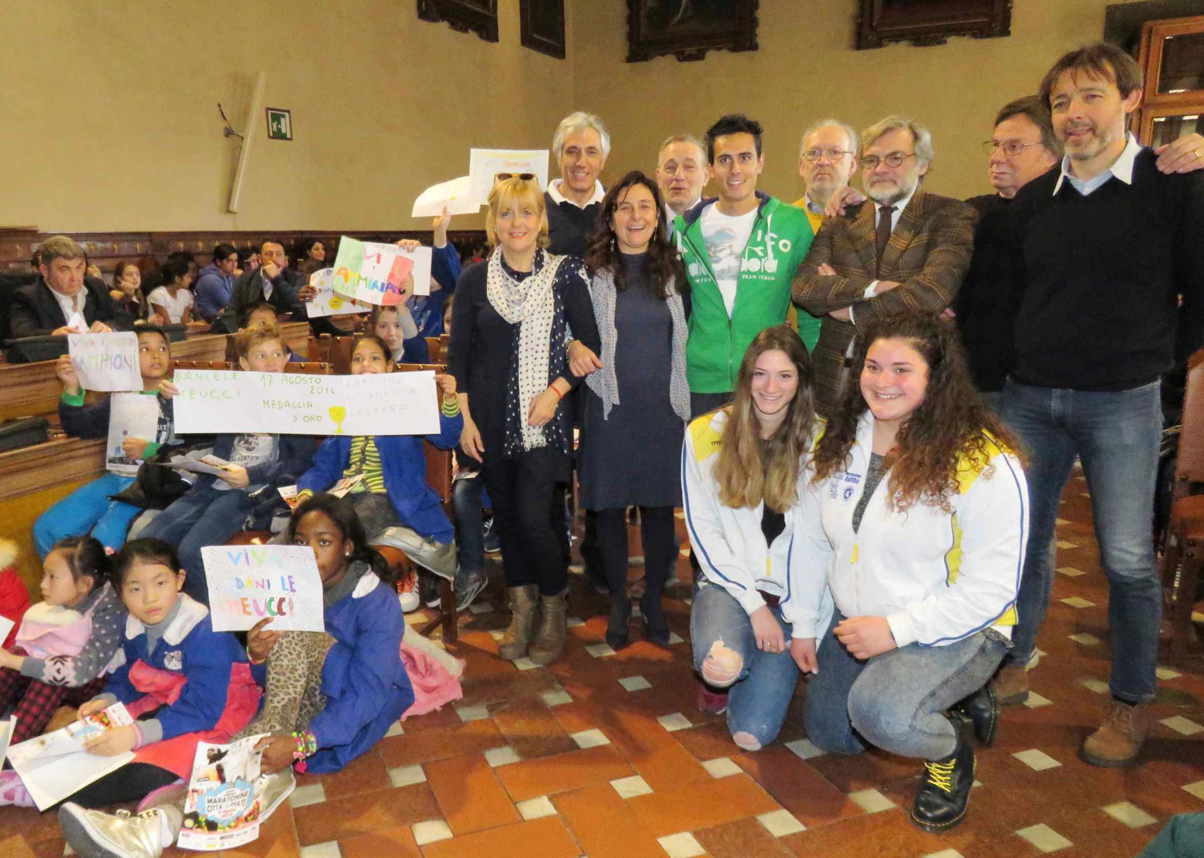 Daniele Meucci (al centro con la tuta verde) accanto a dirigenti, insegnanti e alunni
