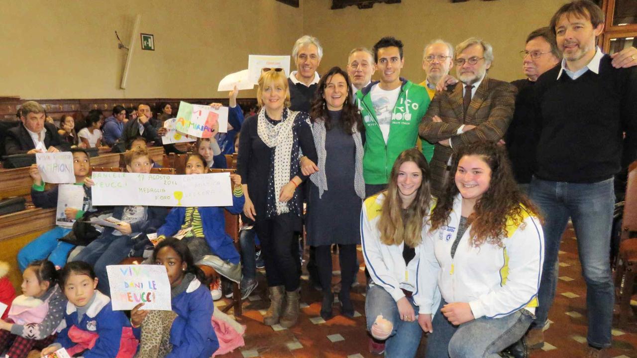 Daniele Meucci (al centro con la tuta verde) accanto a dirigenti, insegnanti e alunni