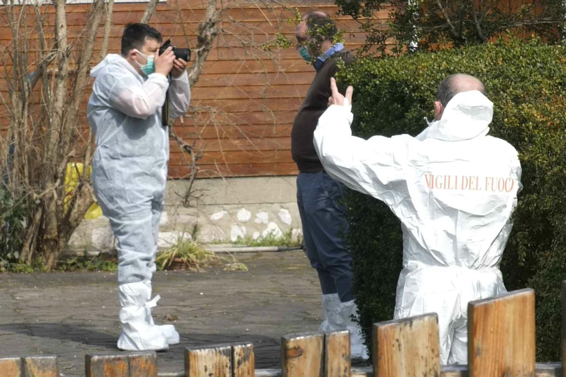 Investigatori sul luogo del ritrovamento del cadavere