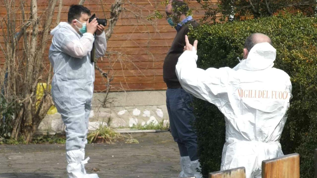 Investigatori sul luogo del ritrovamento del cadavere