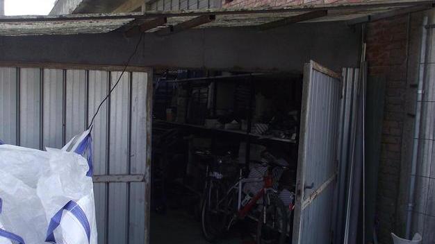 Rubano batterie in una autofficina