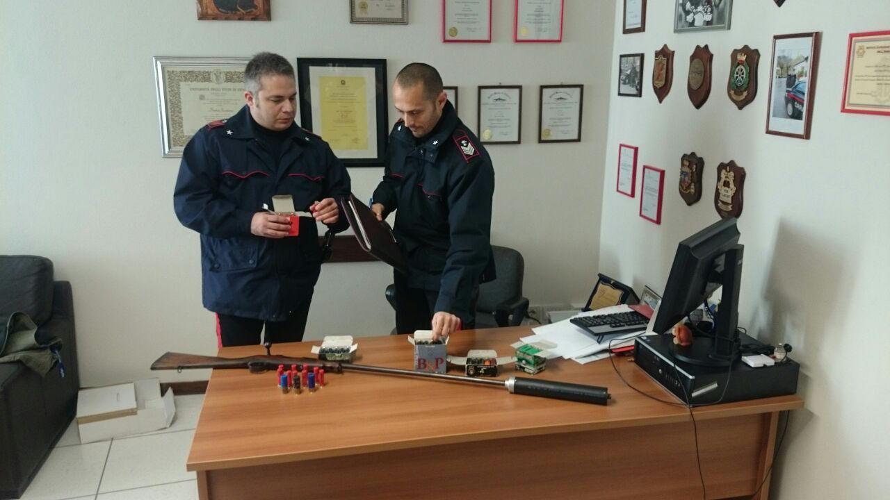 I carabinieri col fucile sequestrato