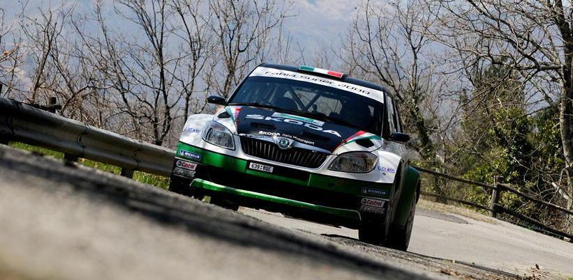 I bolidi del rally rombano tra le curve della Versilia