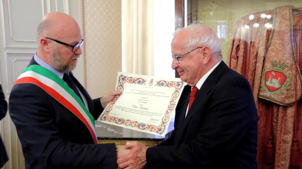 Il sindaco Filippo Nogarin premia il direttore del Vernacoliere, Mario Cardinali (Marzi Pentafoto)