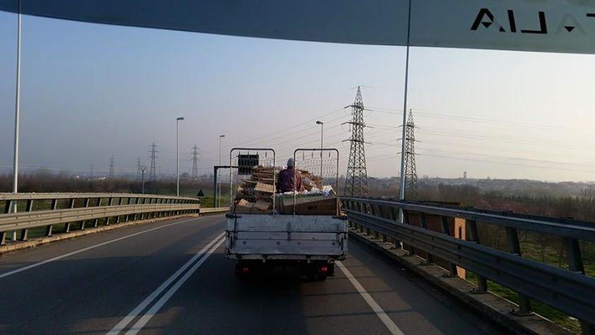 La foto del furgone scattata sulla strada fra Poggio e Prato