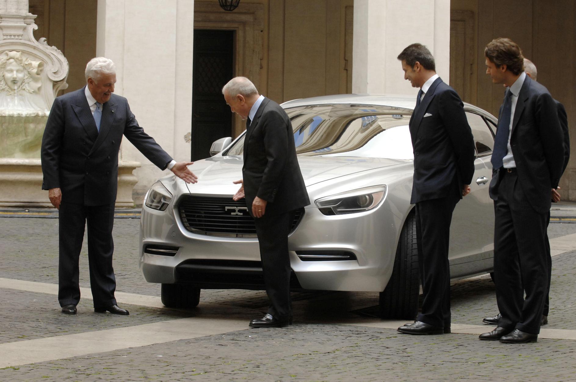 Gian Mario Rossignolo, poi finito nei guai, a Palazzo Chigi insieme ai figli Edoardo e Gianluca presenta a Gianni Letta, sottosegretario del premier Berlusconi, il prototipo De Tomaso realizzato a Livorno: è il 2011, sembra un secolo fa 