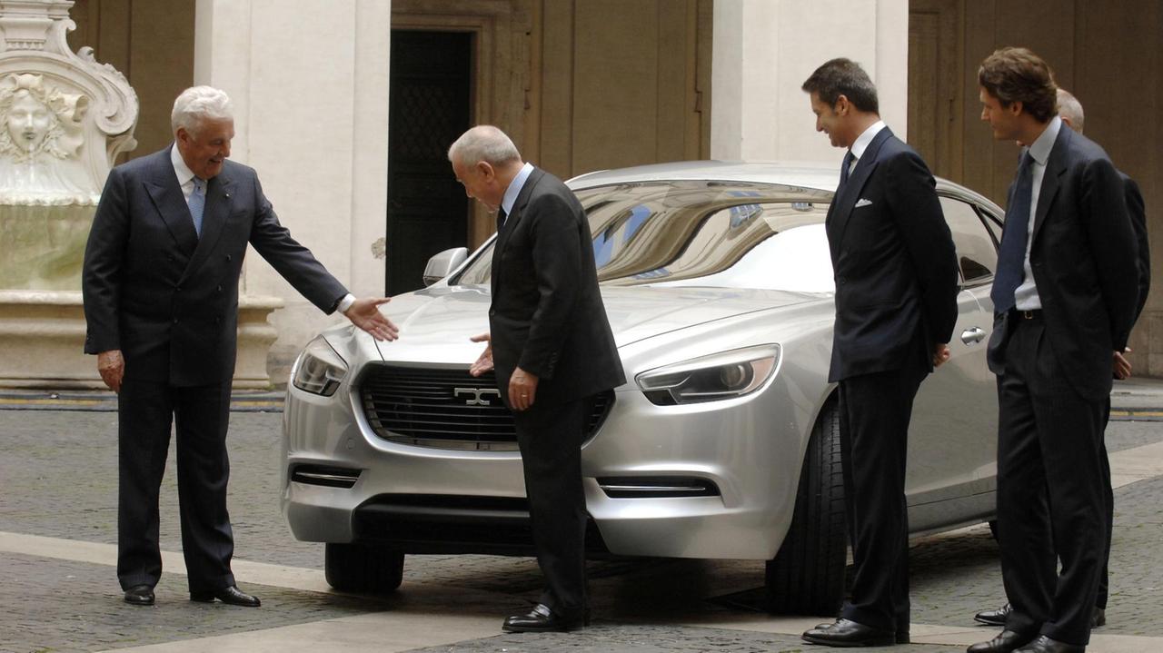 Gian Mario Rossignolo, poi finito nei guai, a Palazzo Chigi insieme ai figli Edoardo e Gianluca presenta a Gianni Letta, sottosegretario del premier Berlusconi, il prototipo De Tomaso realizzato a Livorno: è il 2011, sembra un secolo fa