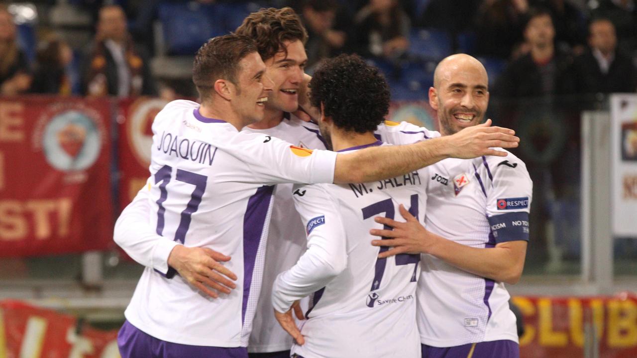 La gioia dei giocatori viola dopo uno dei gol segnati a Roma