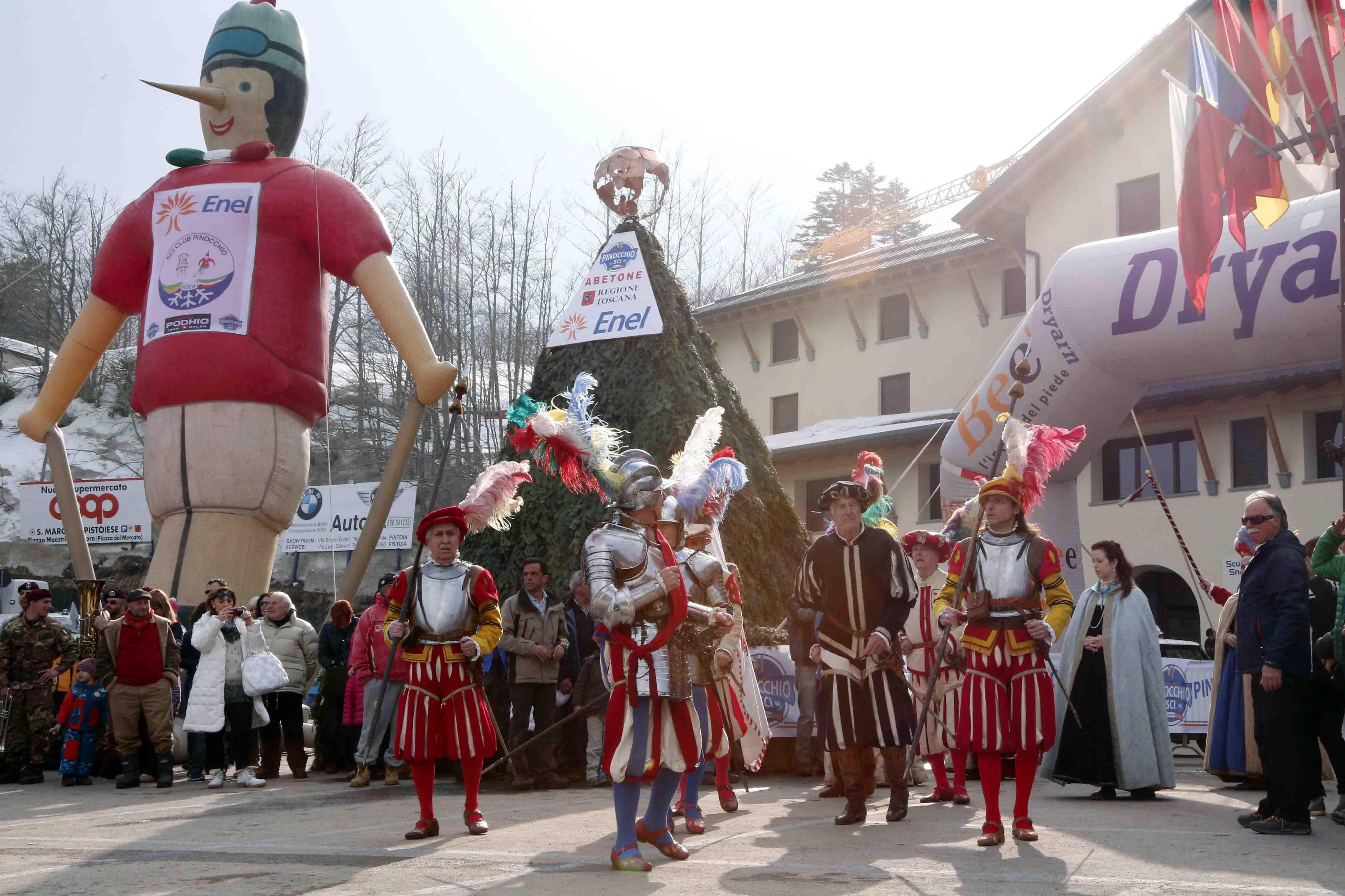 La cerimonia inaugurale del Pinocchio sugli sci ad Abetone (foto Gori)