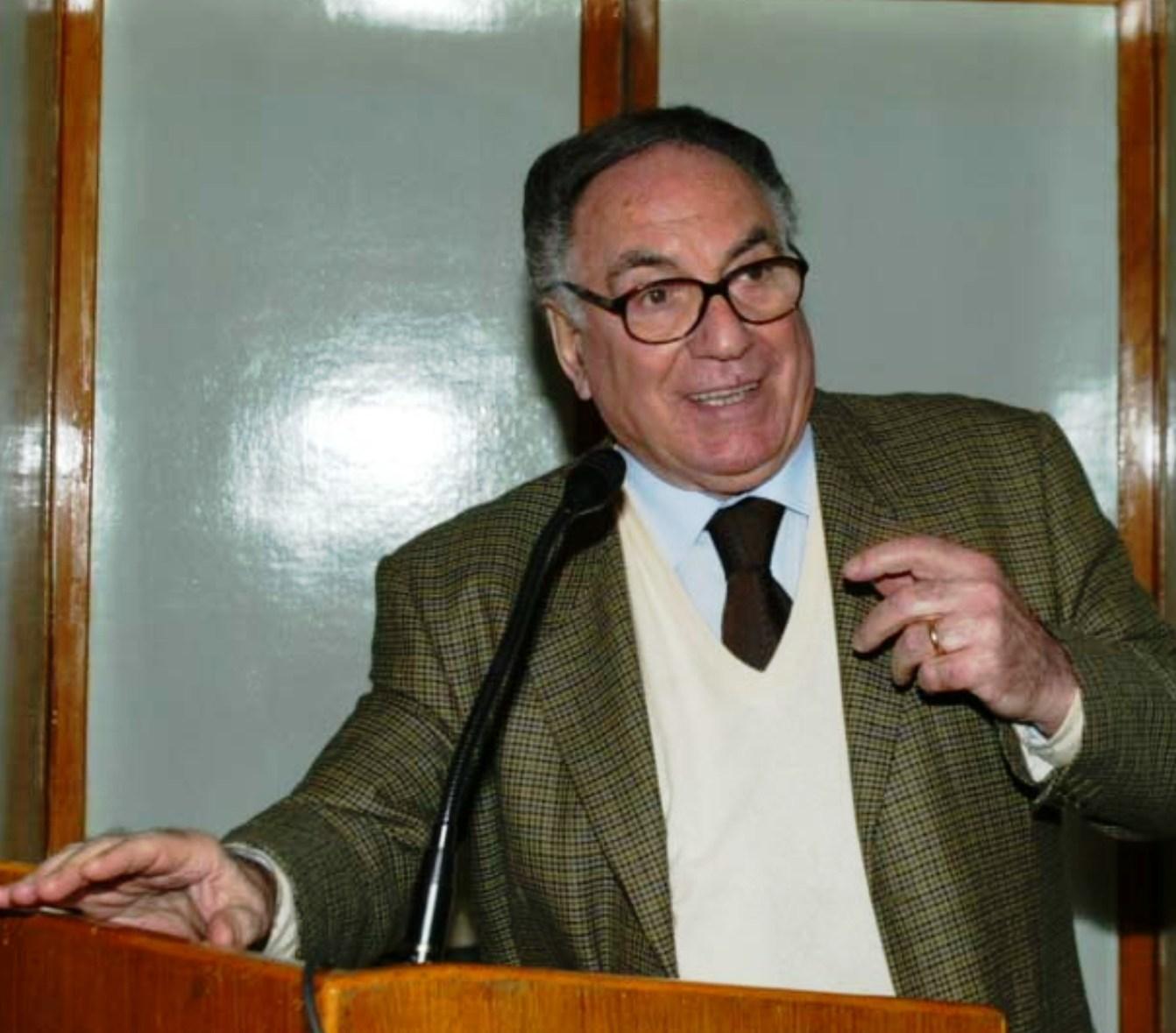Italo Piccini in una assemblea dei portuali nel 2003
