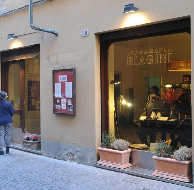 Via la storica targa in legno dall’Antica Tipografia Biagini 
