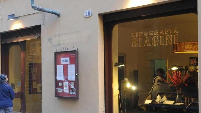 Via la storica targa in legno dall’Antica Tipografia Biagini