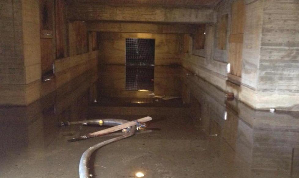 Ruggine e vandalismi: pontile malridotto