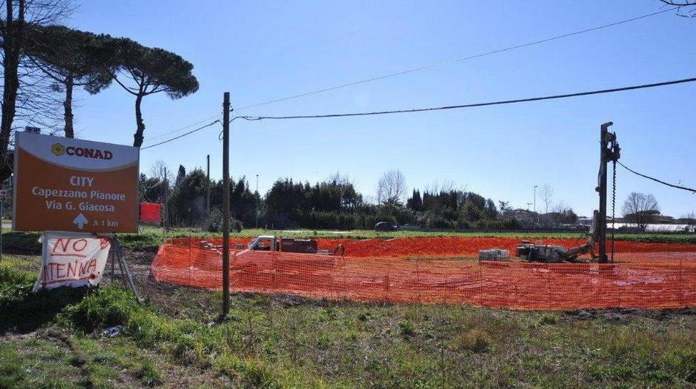 Beffati i cittadini di Rotaio «L’antenna non si sposta» 