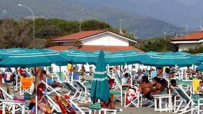 Addio ai gazebi sulla spiaggia, la polemica finisce in consiglio