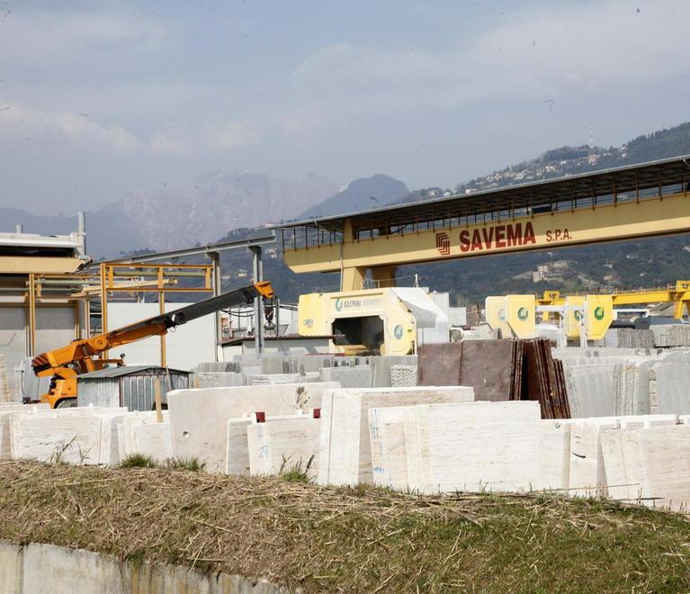Grave operaio travolto da una lastra di marmo 