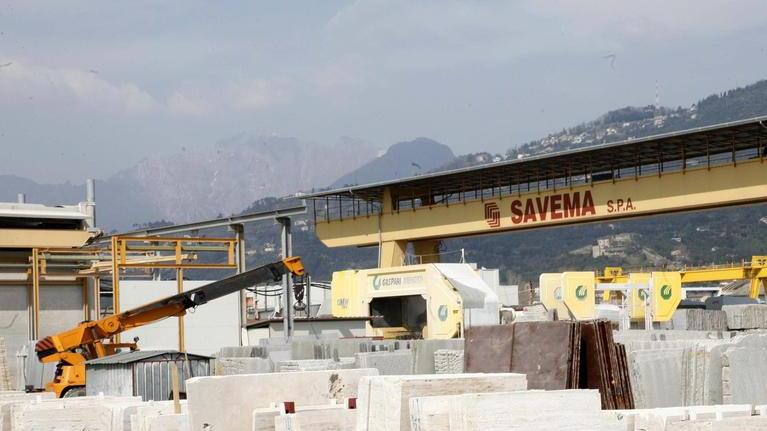 Grave operaio travolto da una lastra di marmo