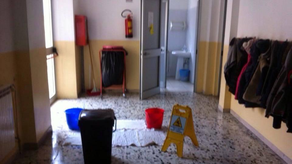 Piove acqua dal tetto della scuola Battisti