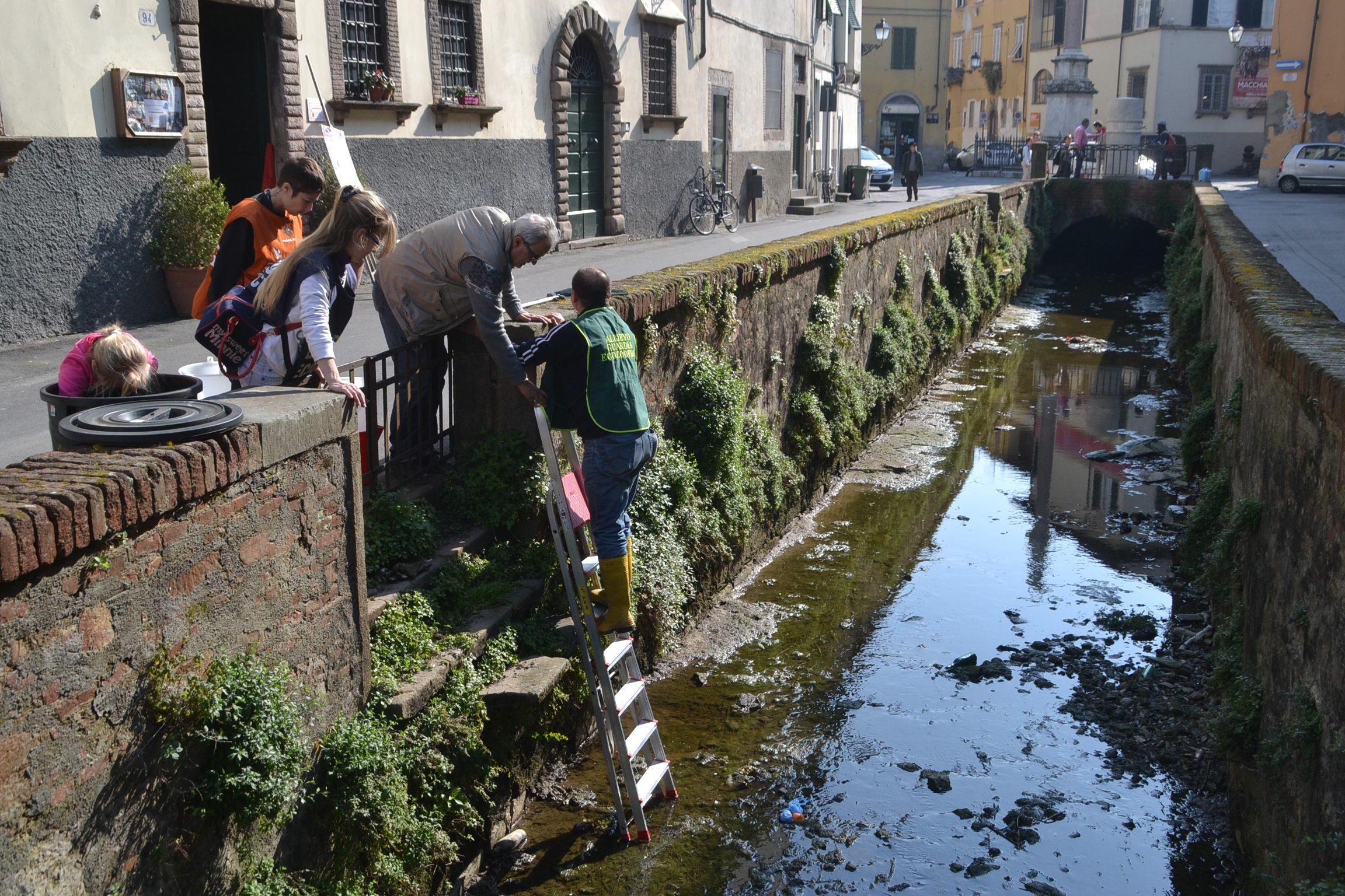 I volontari all'interno del fosso in centro