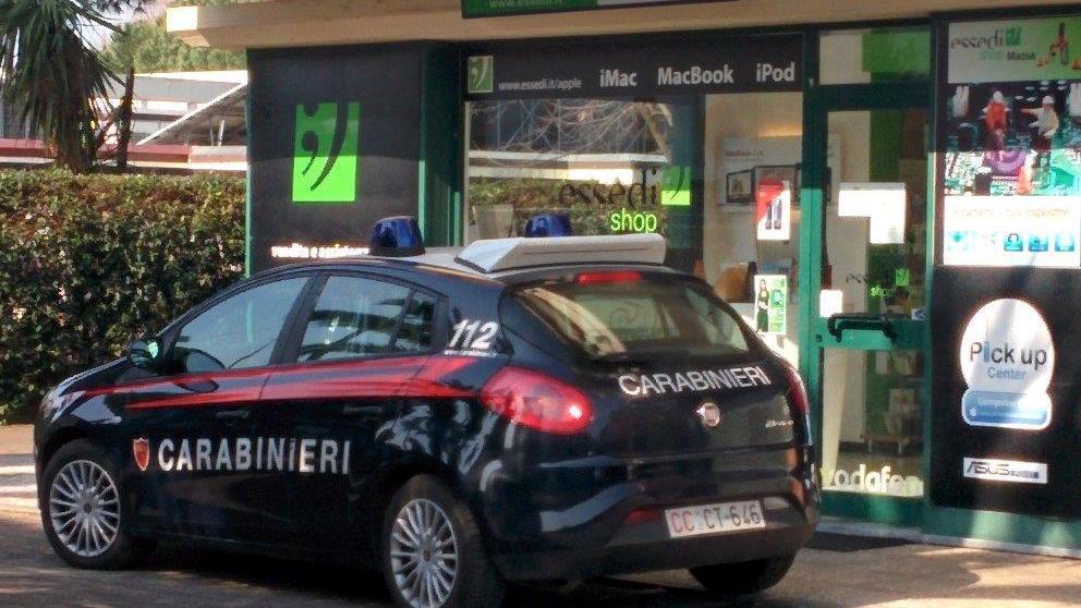 Il furto al negozio Essedi di Massa
