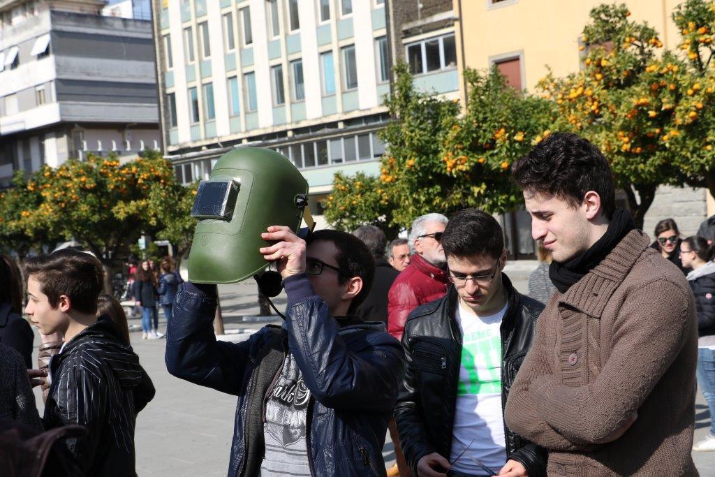 Lo spettacolo dell'eclissi in piazza Aranci
