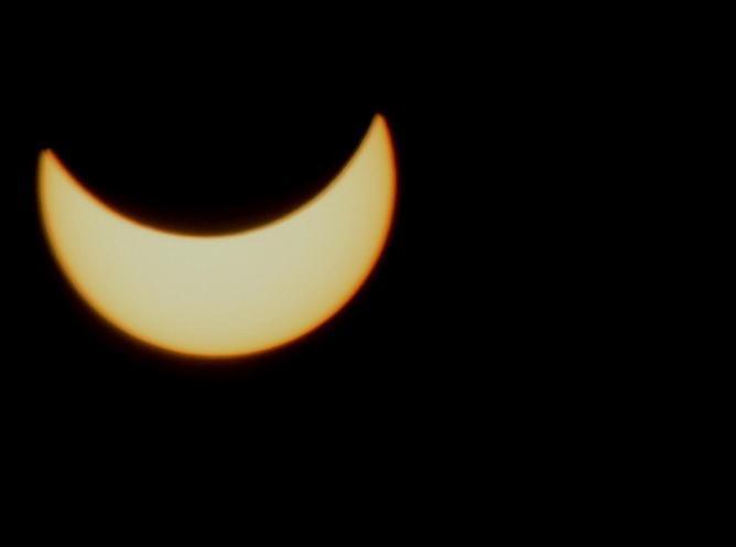 Il bacio tra il sole e la luna: tutti col naso all'insù per l'eclissi 
