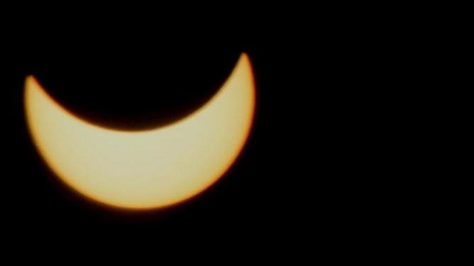 Il bacio tra il sole e la luna: tutti col naso all'insù per l'eclissi
