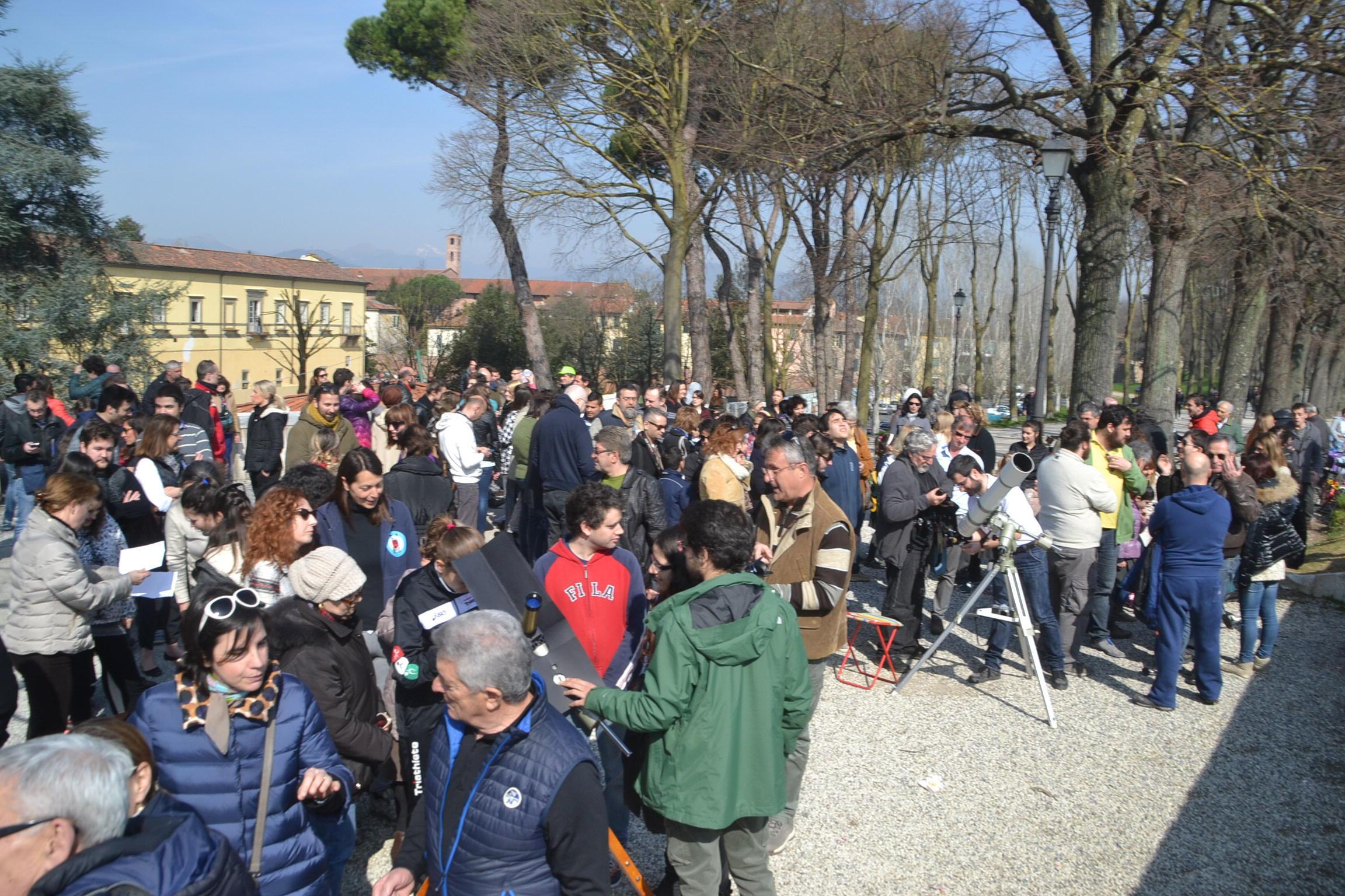 La folla assiste all'eclissi di sole