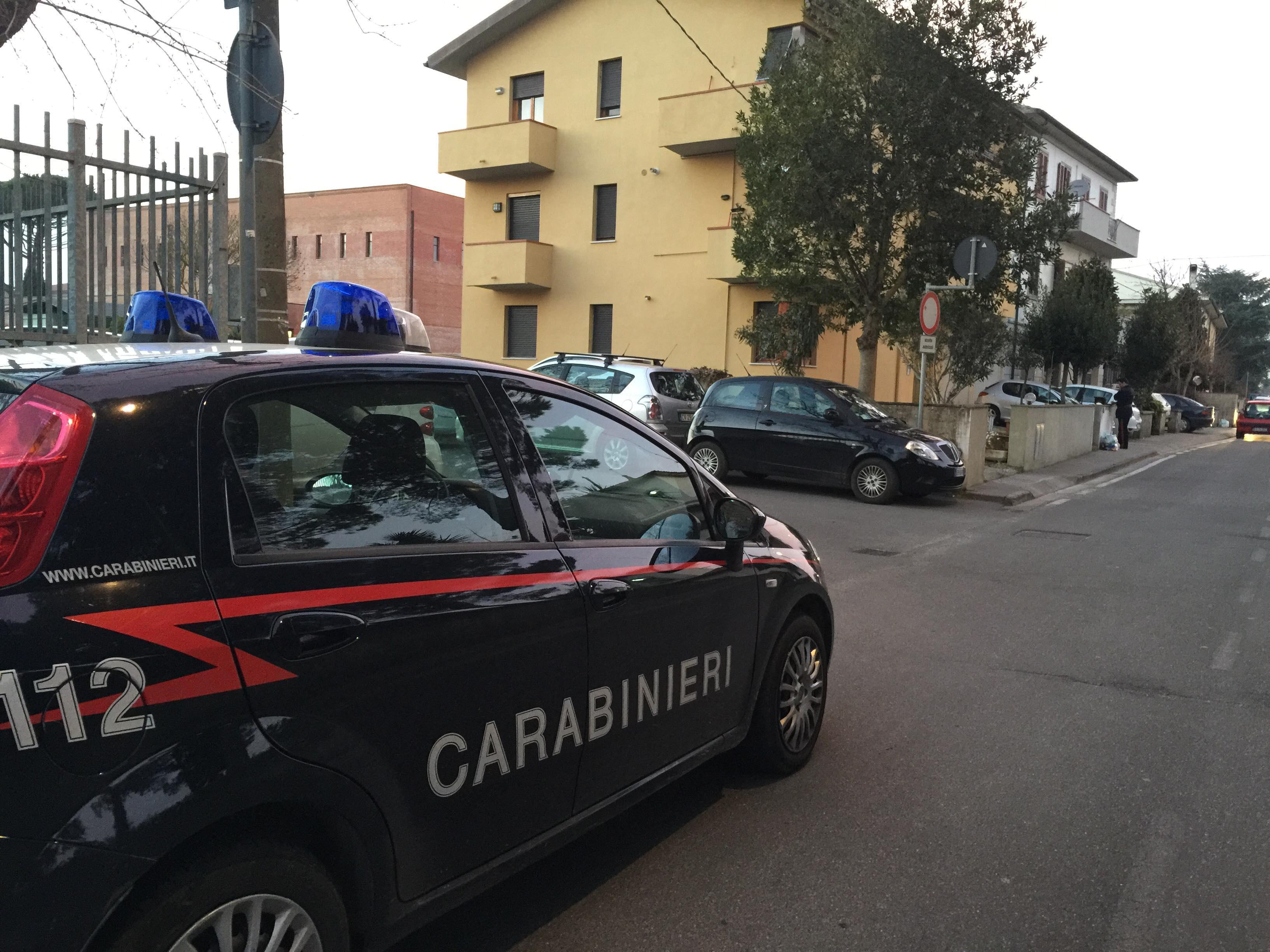 Ubriaco, picchia due carabinieri per non sottoporsi all'etilometro 