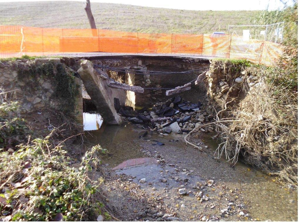 Il ponte sul torrente Rattaiolo distrutto dall'alluvione