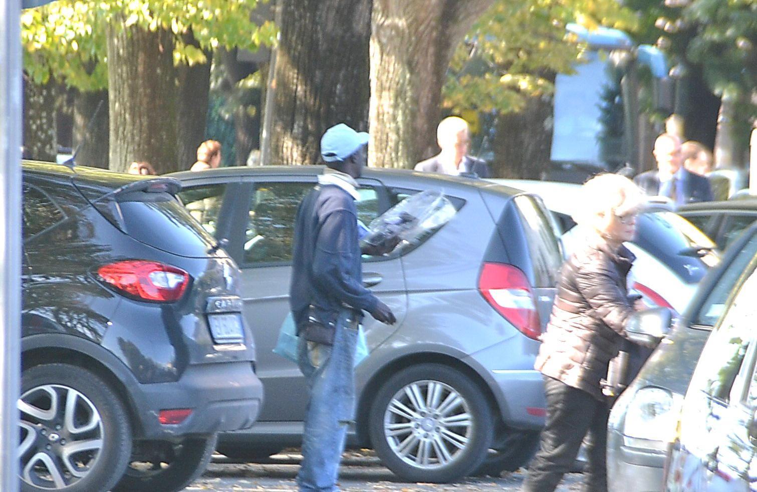 Un parcheggiatore fuori porta Santa Maria