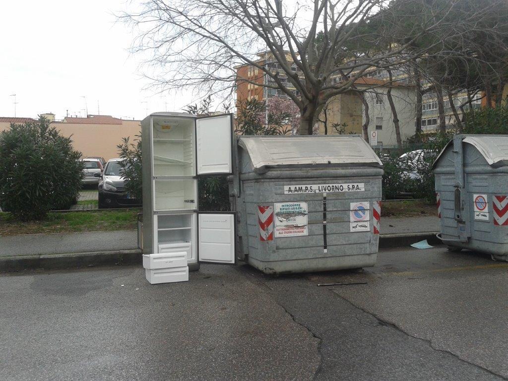 Il frigorifero abbandonato in via Venuti