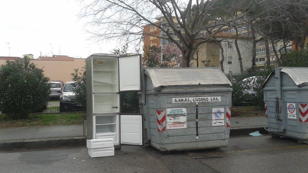 Il frigorifero abbandonato in via Venuti