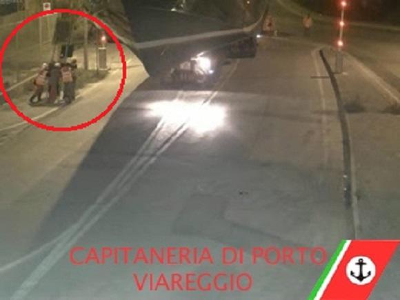 Viareggio, abbattono il cartello per far passare lo yacht