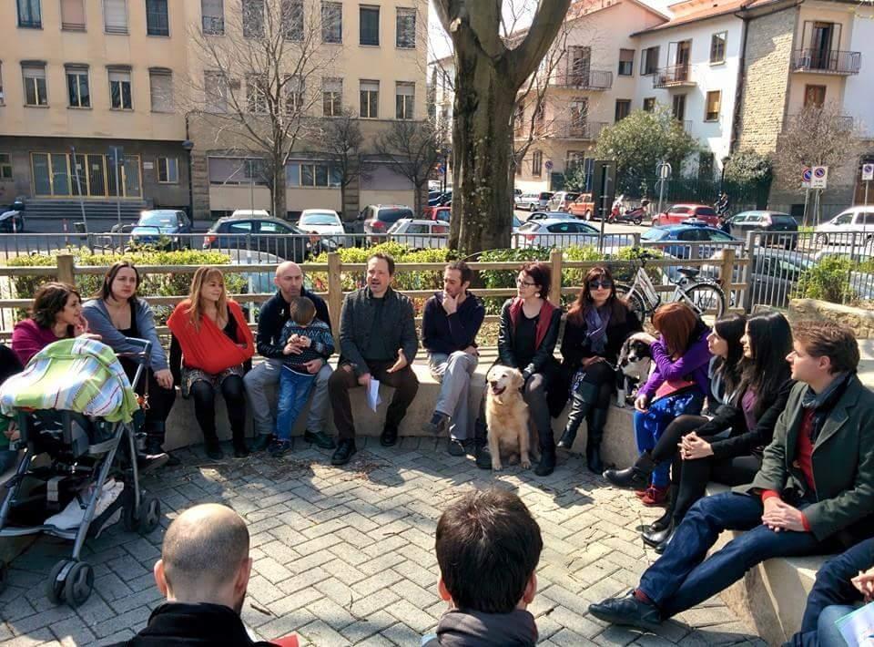 Tommaso Fattori presenta la sua candidatura nel giardino di fronte al presidio sanitario di Santa Rosa a Firenze (foto da www.tommasofattori.it)