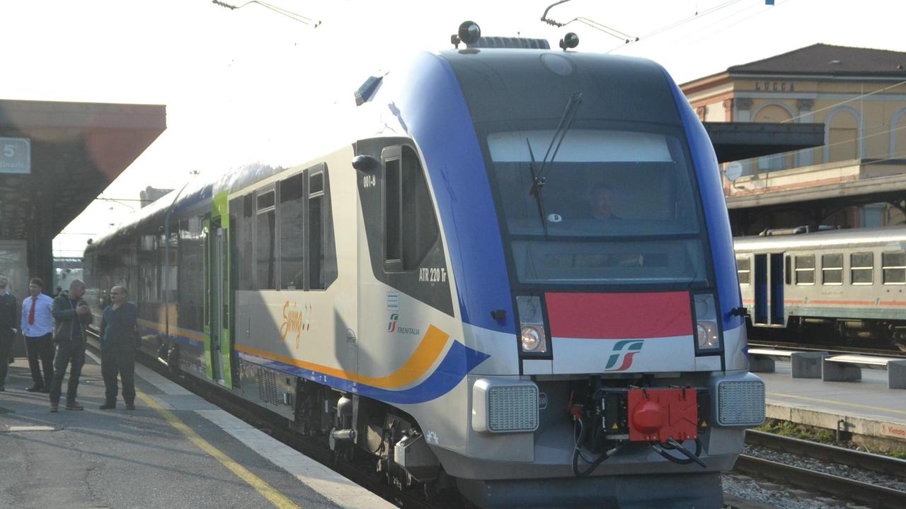 Il treno Swing alla stazione di Lucca