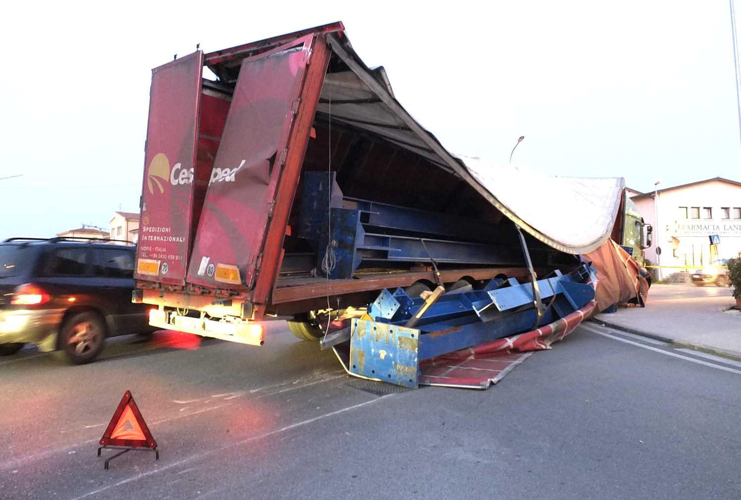 Il camion in panne sull'Aurelia