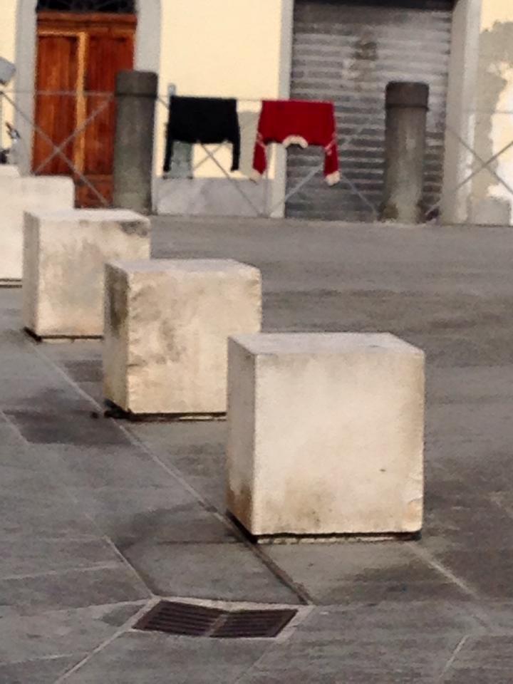 Gli indumenti stesi in piazza