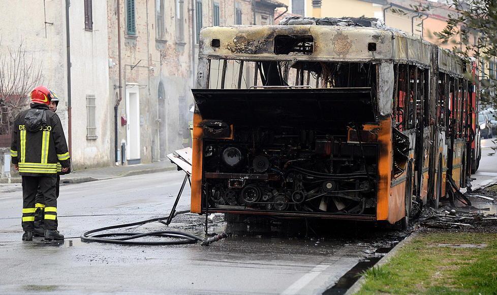 Passeggeri costretti a lasciare il bus per un guasto meccanico