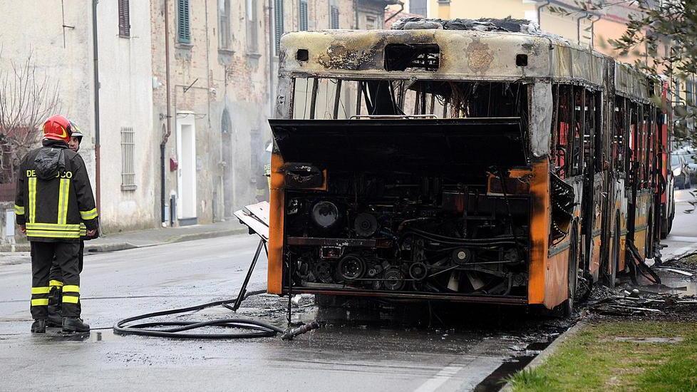 Passeggeri costretti a lasciare il bus per un guasto meccanico