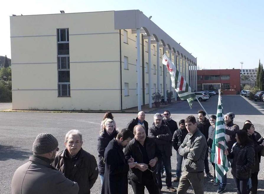 Razzia di mobili e arnesi nell’albergo che chiude 