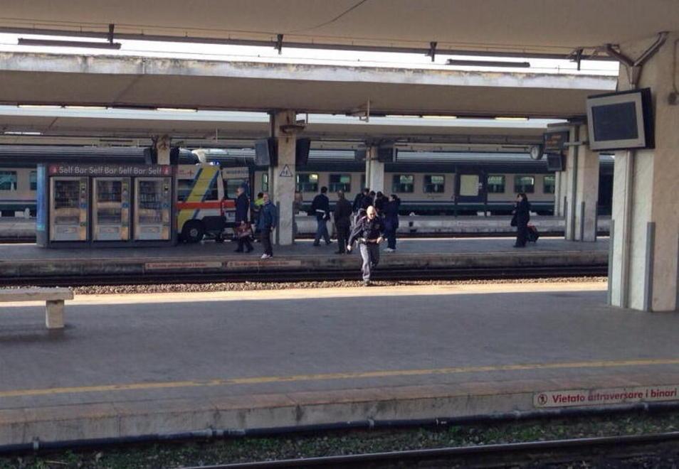 Colto da infarto in stazione viene salvato dalla Polfer 