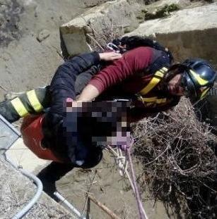 Intrappolato dal fango, i vigili del fuoco lo salvano 