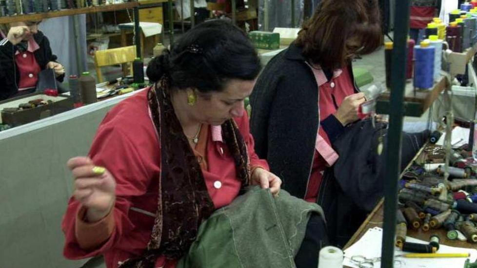 «Cuciamo da una vita, ora ci discriminano»