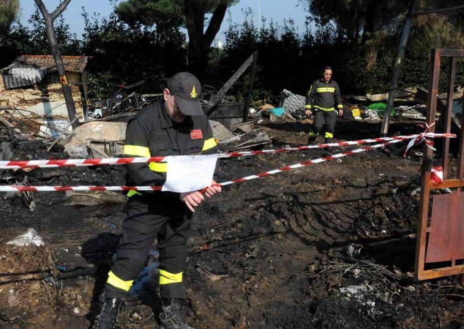 Brucia campo rom, paura e treni fermi 