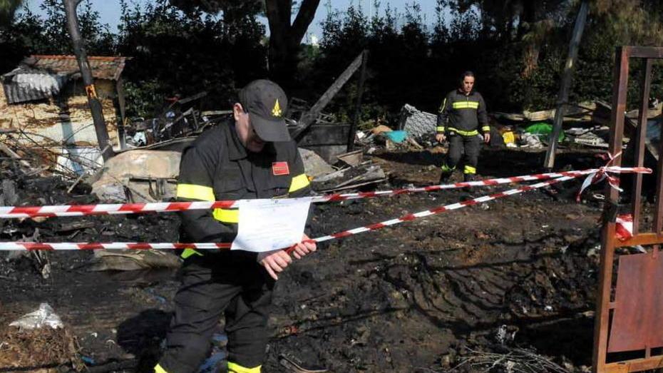 Brucia campo rom, paura e treni fermi