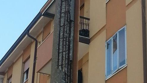 «Quel palo rischia di cadere ma nessuno interviene»
